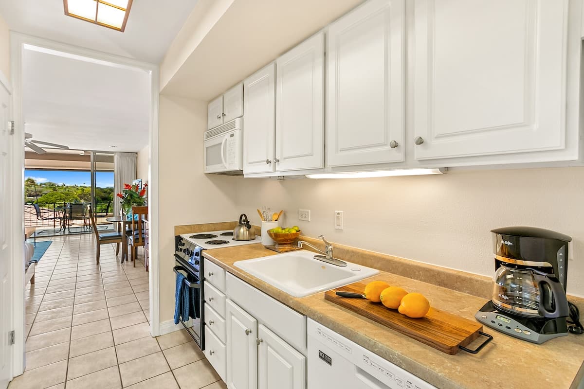 Condo in Lahaina · ★4.8 · 1 bedroom · 2 beds · 1 bath - Photo 4
