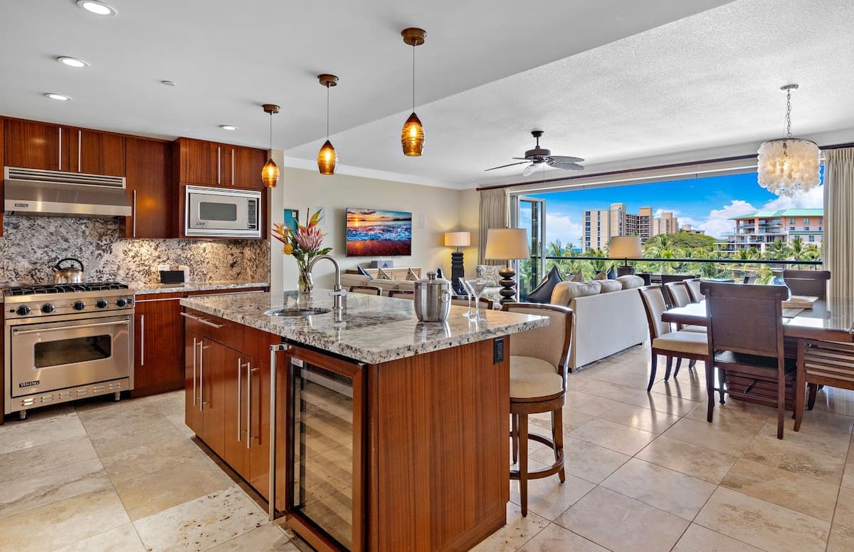 Condo in Lahaina · ★4.95 · 3 bedrooms · 5 beds · 3 baths - Photo 3