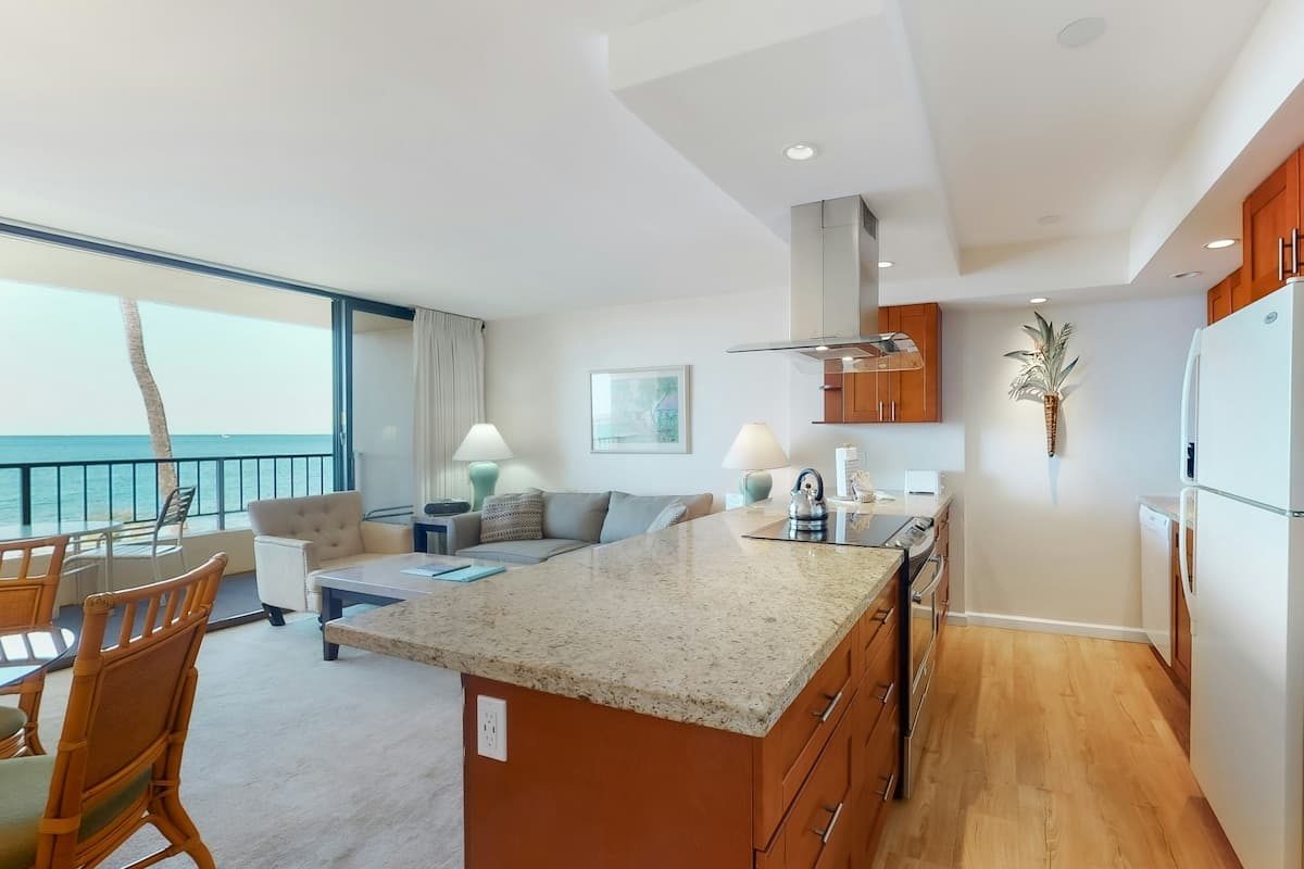 Sugar Beach Resort 423 1BR Oceanfront, Pool - Photo 4