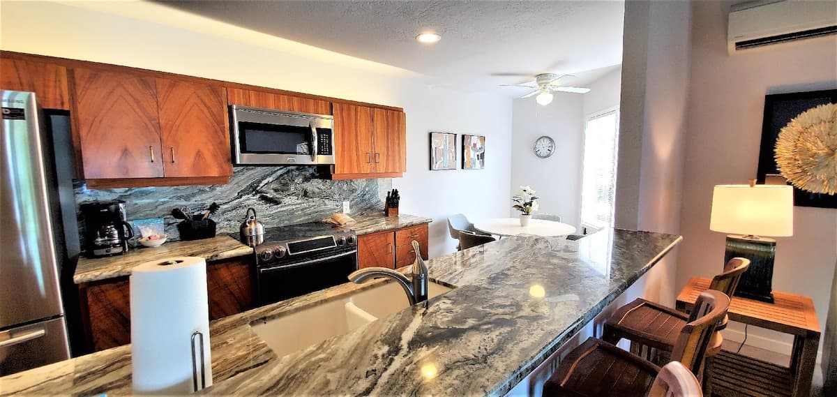 Condo in Kailua-Kona · ★4.92 · 2 bedrooms · 4 beds · 2 baths - Photo 3