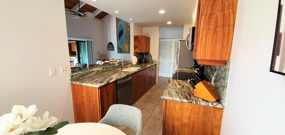 Condo in Kailua-Kona · ★4.92 · 2 bedrooms · 4 beds · 2 baths - Photo 4