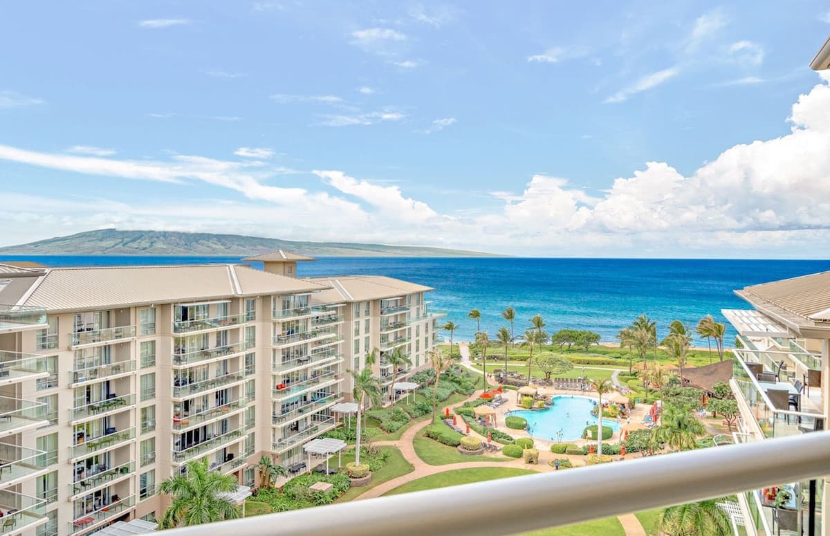 Condo in Lahaina · ★4.7 · Studio · 3 beds · 1 bath - Photo 2