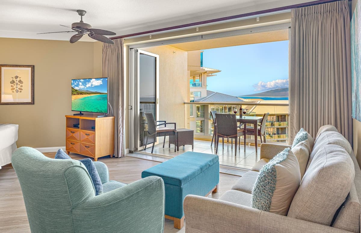 Condo in Lahaina · ★4.7 · Studio · 3 beds · 1 bath - Photo 5