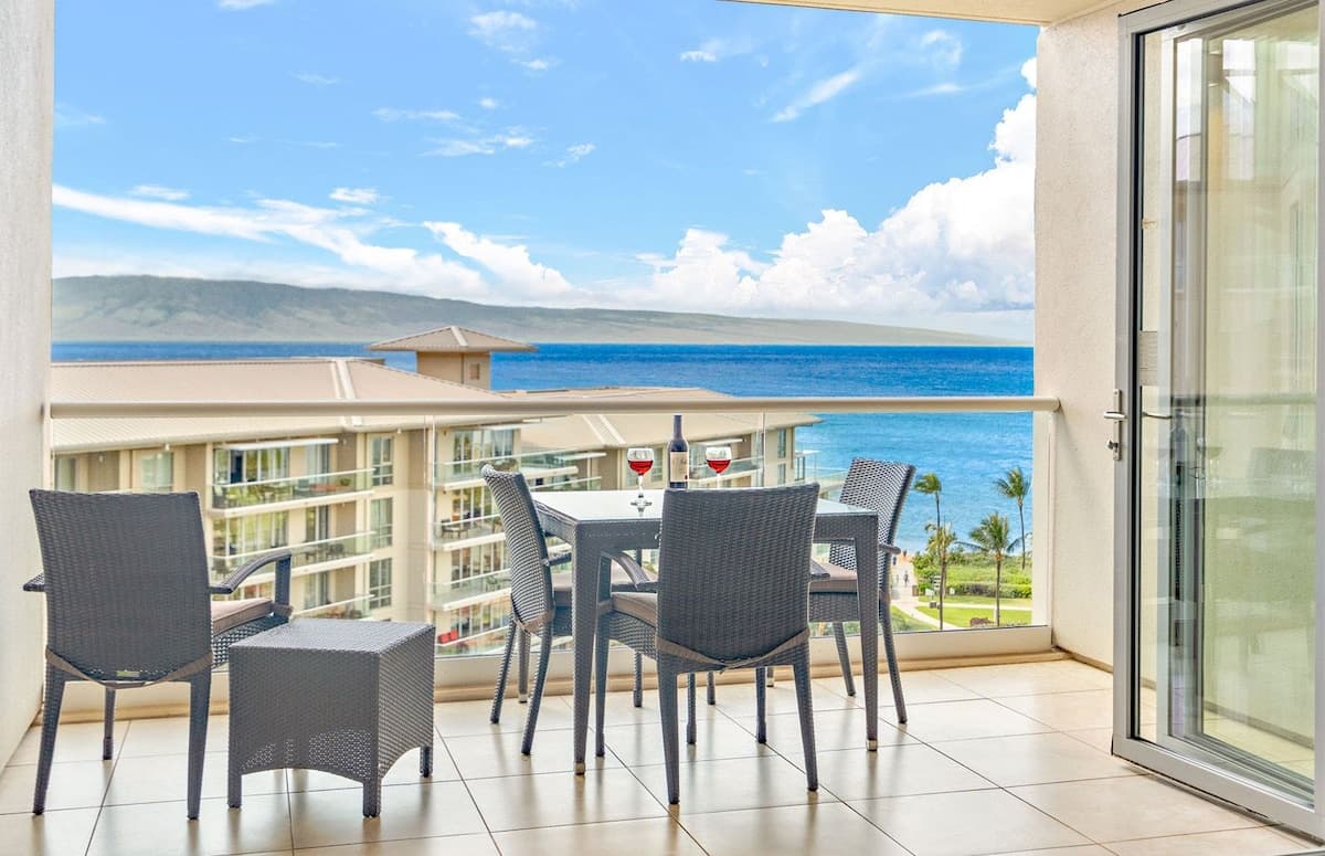 Condo in Lahaina · ★4.7 · Studio · 3 beds · 1 bath - Photo 1