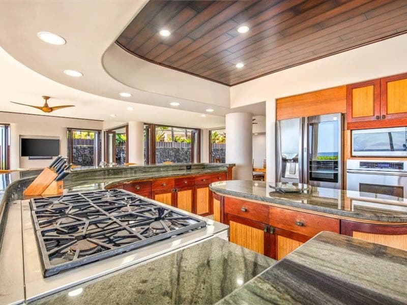 Home in Kailua-Kona · ★4.68 · 3 bedrooms · 6 beds · 3.5 baths - Photo 5