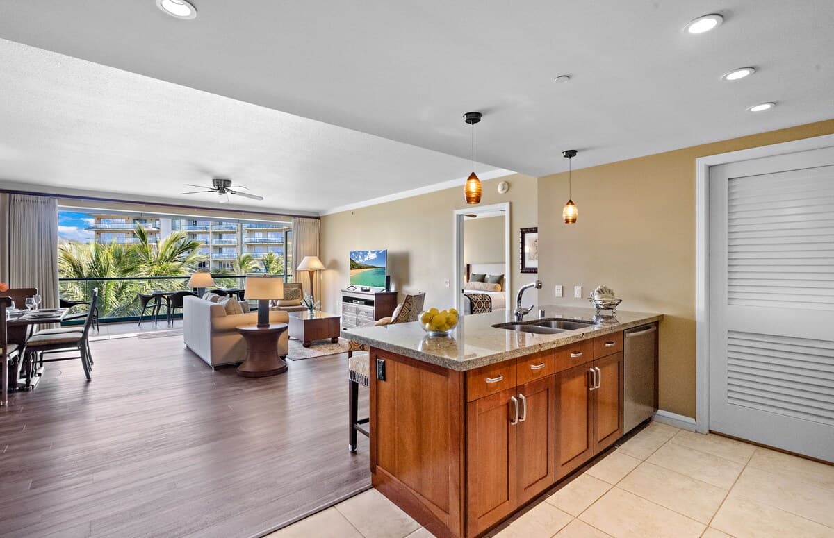 Condo in Lahaina · ★4.85 · 2 bedrooms · 3 beds · 2 baths - Photo 4