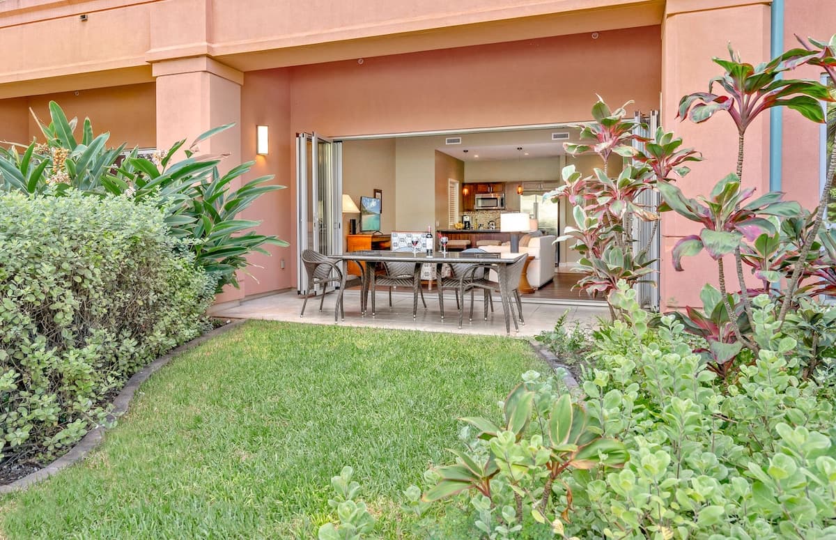 Condo in Lahaina · ★4.84 · 1 bedroom · 2 beds · 1 bath - Photo 2