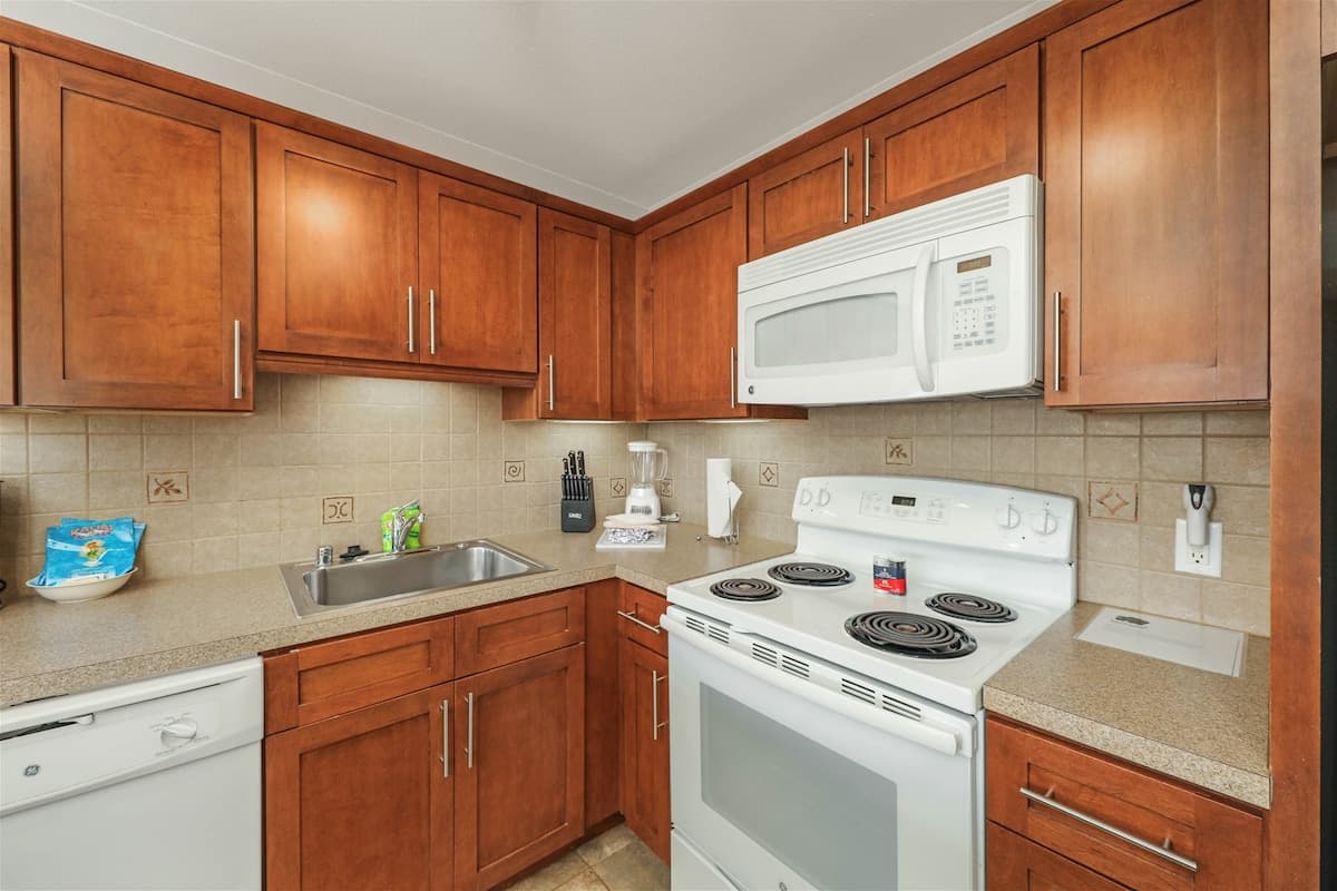 Condo in Kapaa · ★4.69 · 1 bedroom · 1 bed · 1 shared bath - Photo 4