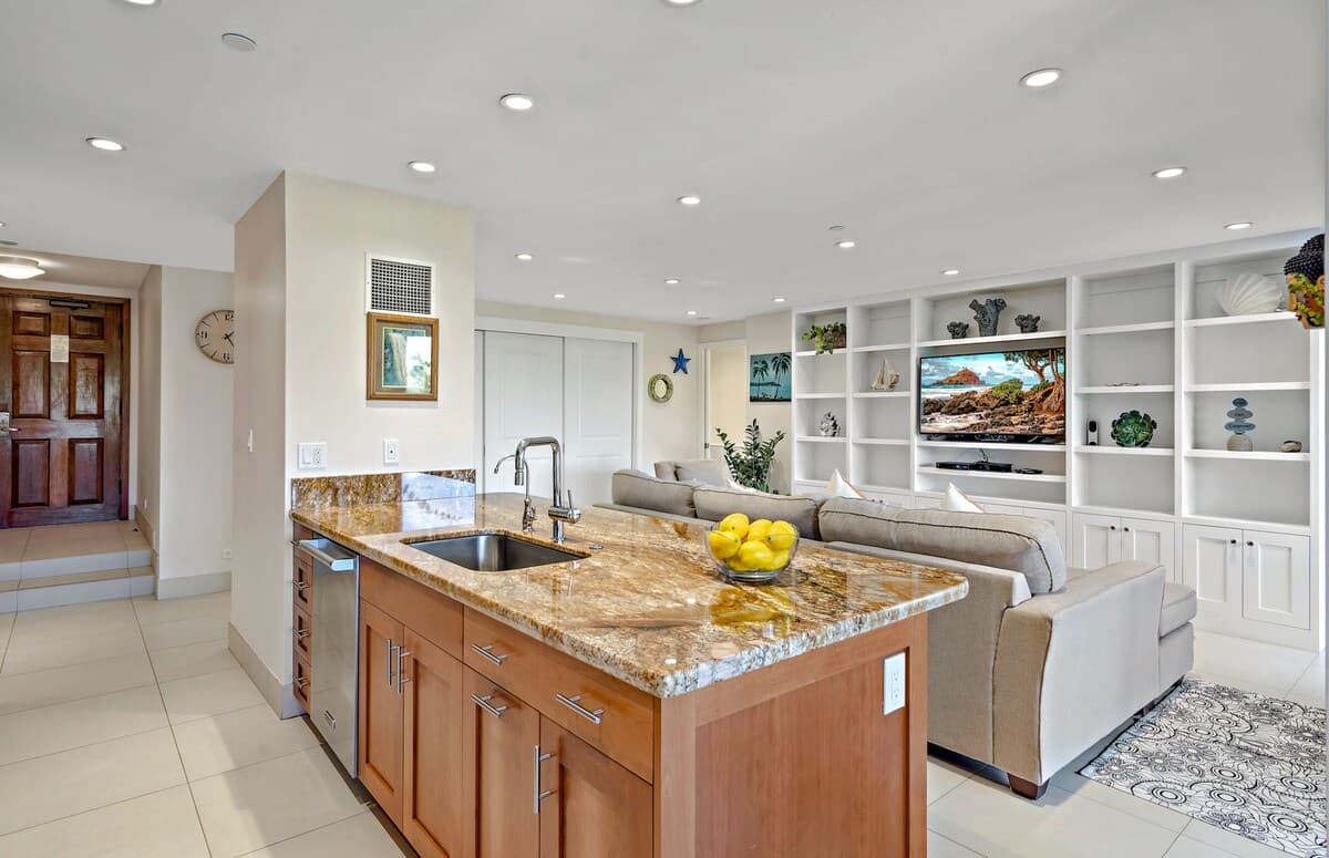 Condo in Lahaina · ★4.88 · 2 bedrooms · 3 beds · 2 baths - Photo 4