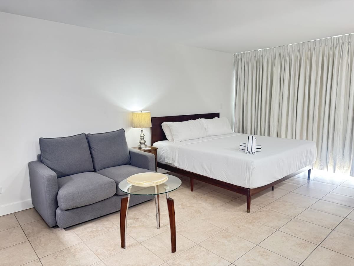 Condo in Honolulu · ★4.85 · 1 bedroom · 1 bed · 1 private bath - Photo 2
