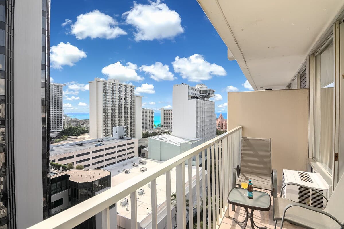 Condo in Honolulu · ★4.79 · 1 bedroom · 1 bed · 1 private bath - Photo 3