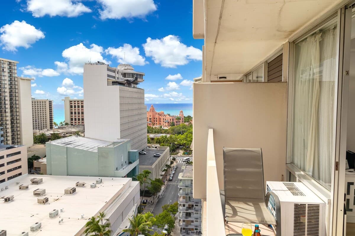 Condo in Honolulu · ★4.79 · 1 bedroom · 1 bed · 1 private bath - Photo 4