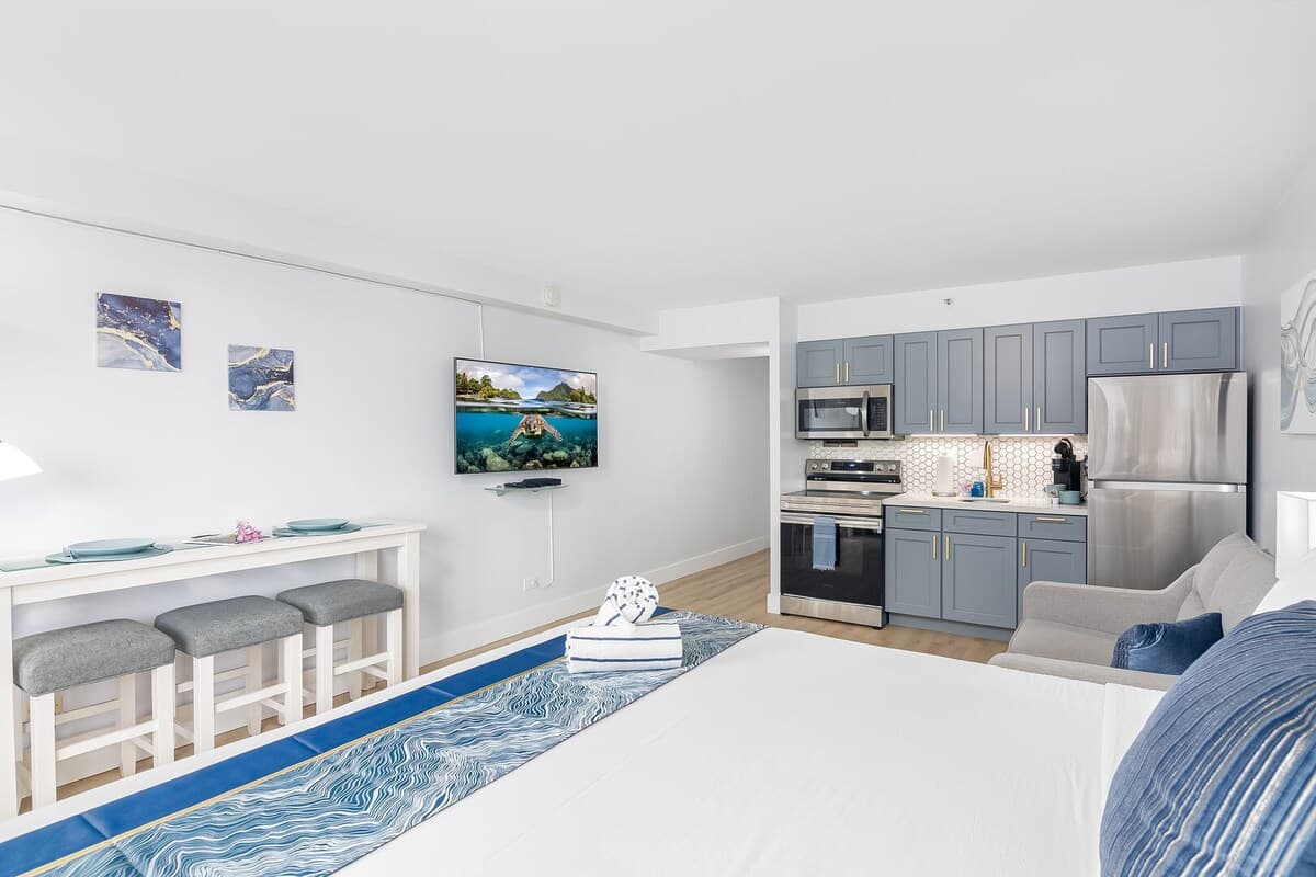 Condo in Honolulu · ★4.79 · 1 bedroom · 1 bed · 1 private bath - Photo 2