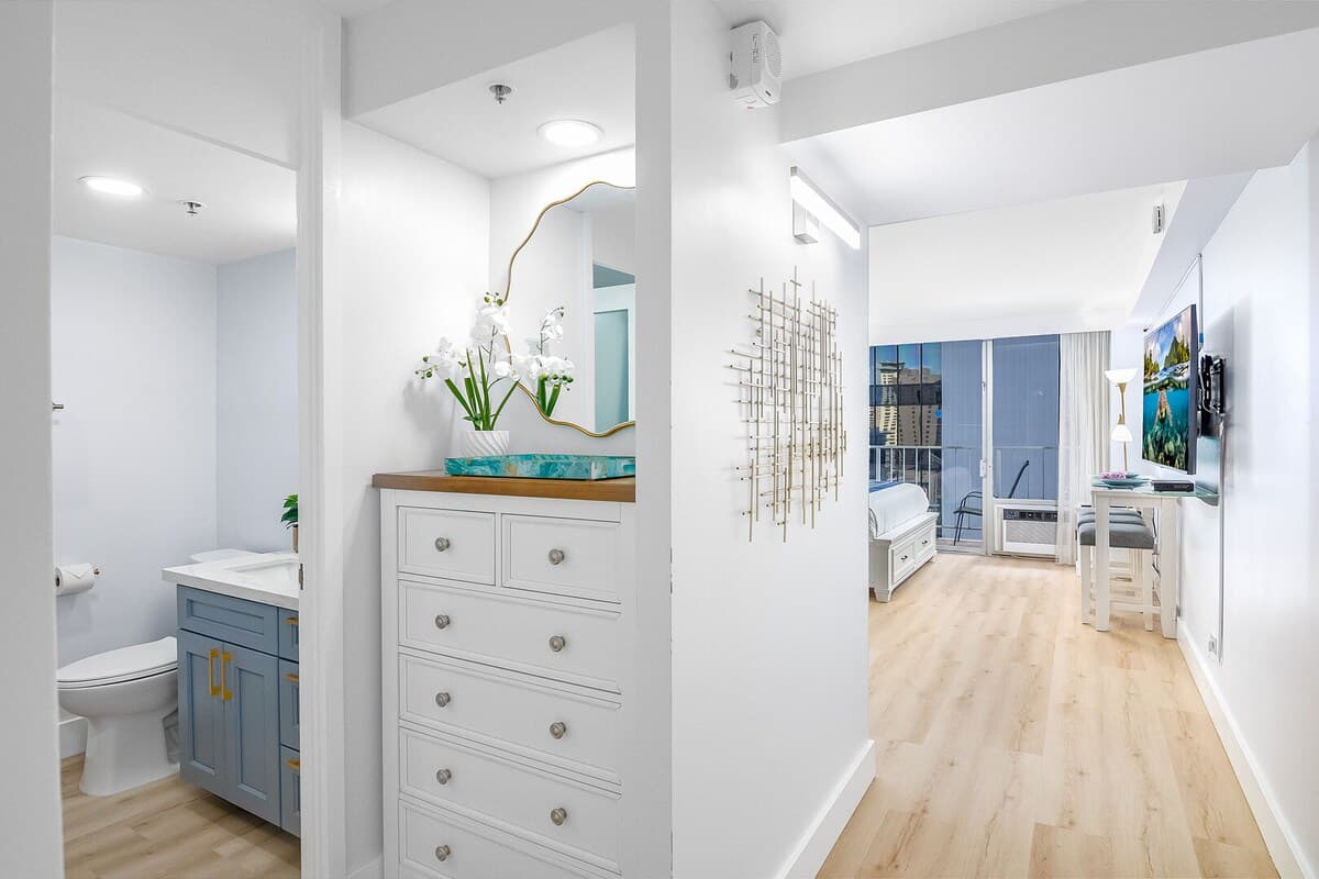 Condo in Honolulu · ★4.79 · 1 bedroom · 1 bed · 1 private bath - Photo 5