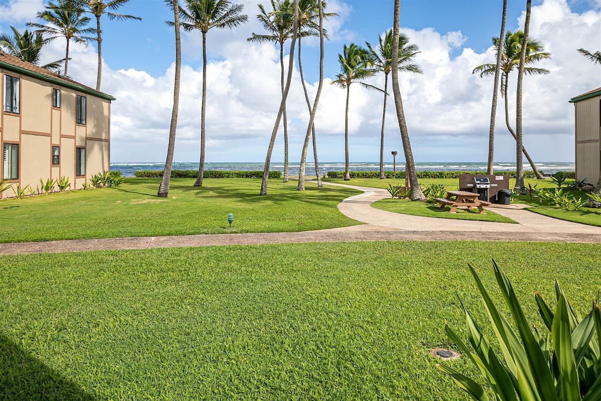 Condo in Kapaa · ★4.42 · 2 bedrooms · 3 beds · 2 shared baths - Photo 2