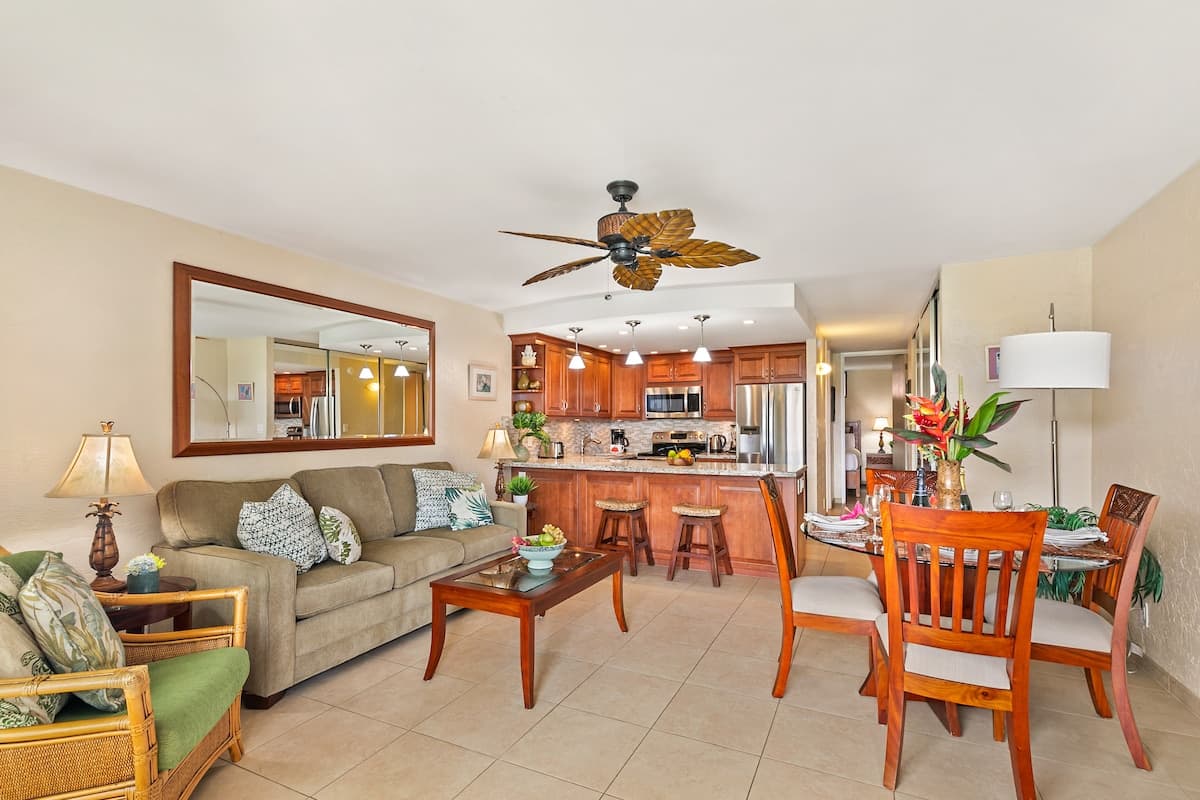 Condo in Lahaina · ★4.75 · 1 bedroom · 2 beds · 1 bath - Photo 2