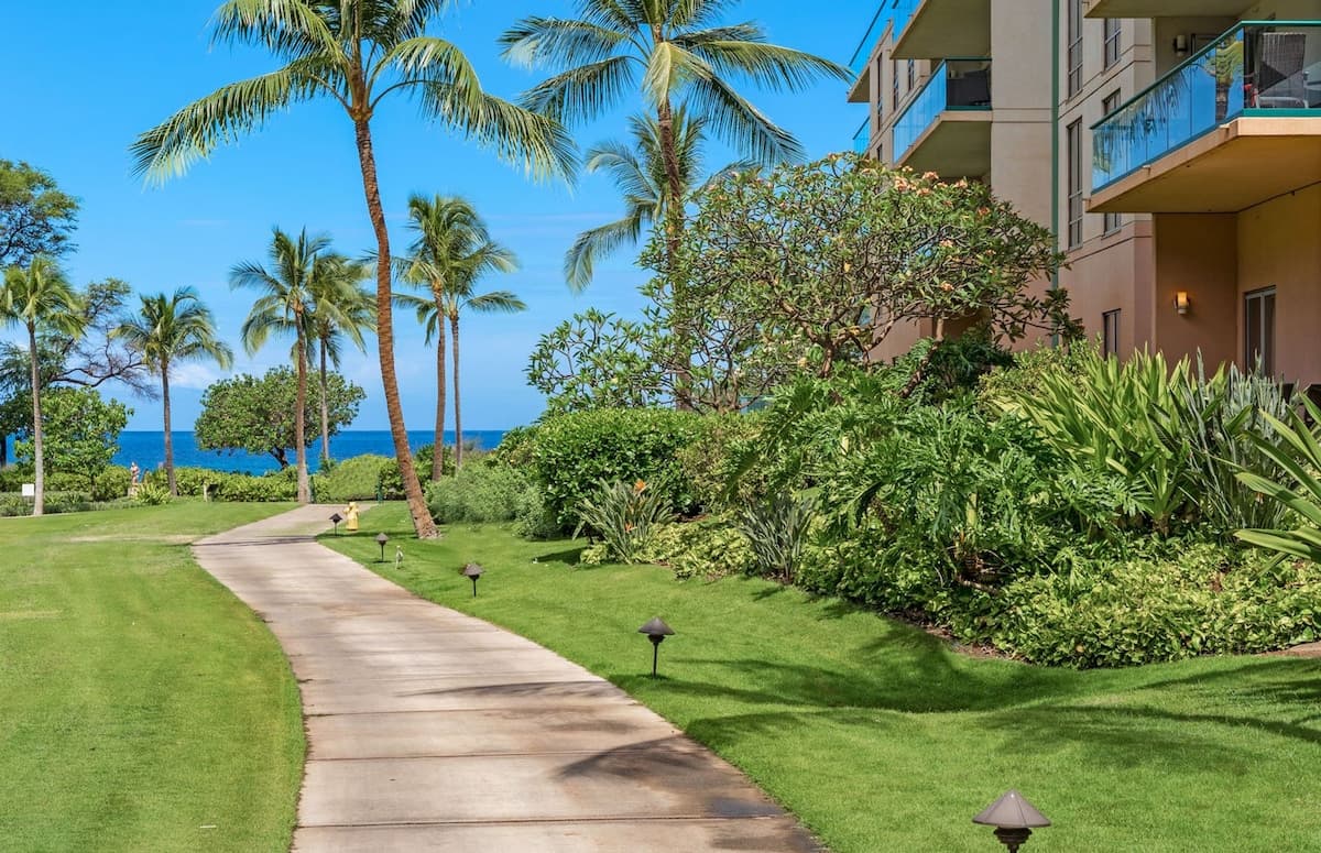 Condo in Lahaina · ★5.0 · 2 bedrooms · 3 beds · 2 baths - Photo 2