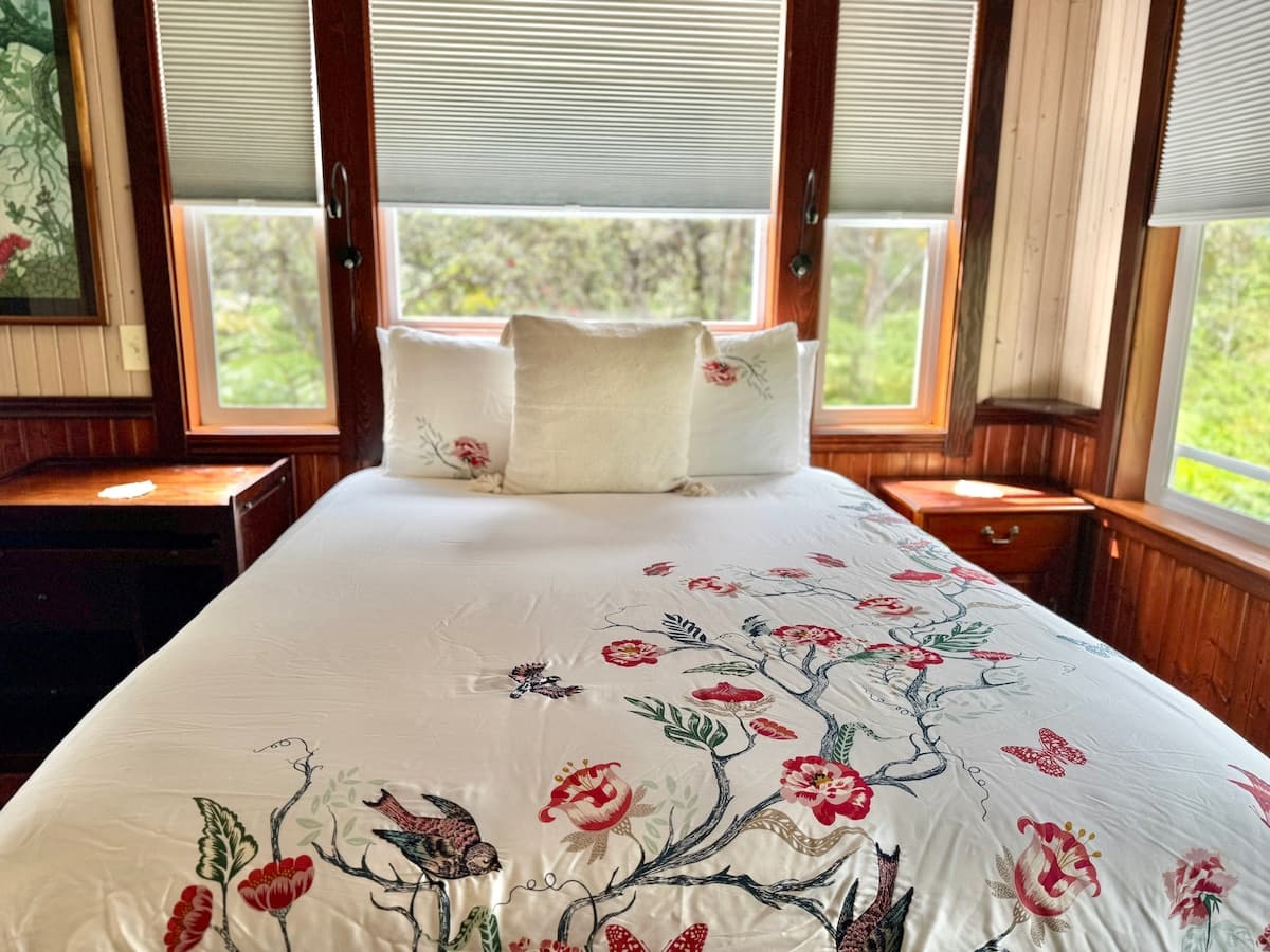 Home in Volcano · ★4.94 · 2 bedrooms · 2 beds · 2 baths - Photo 4