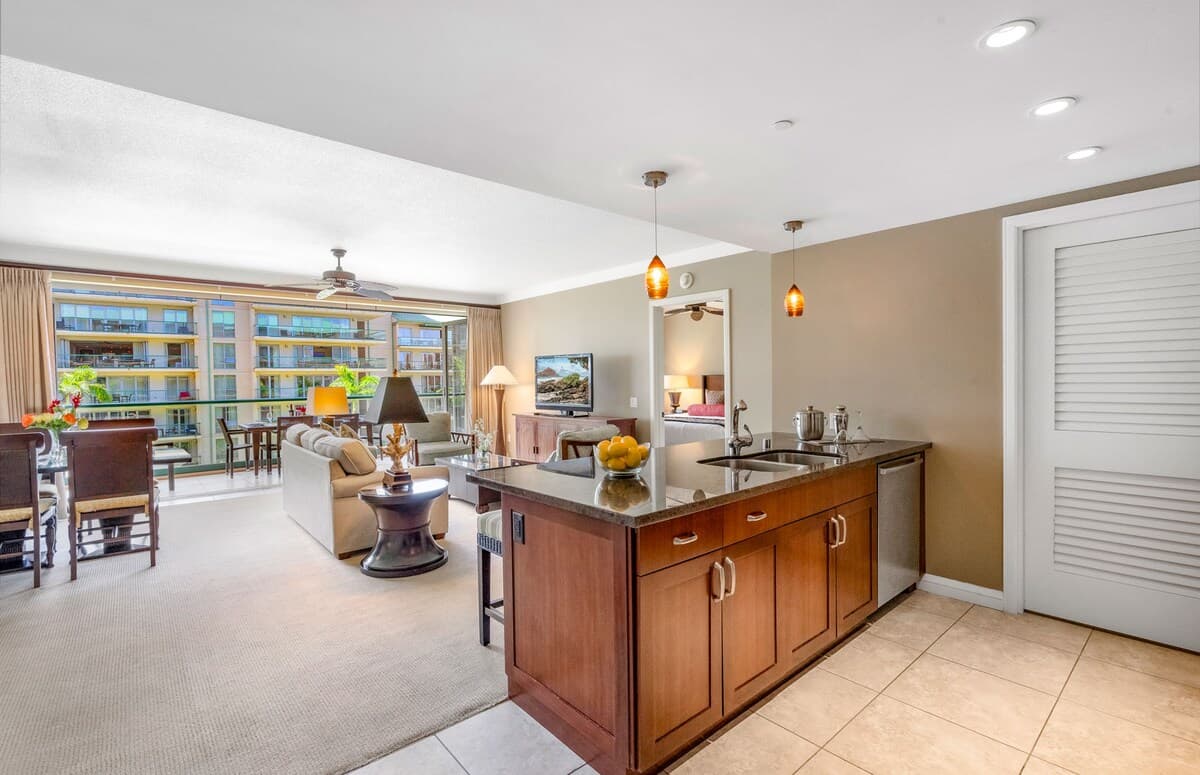 Condo in Lahaina · ★5.0 · 2 bedrooms · 3 beds · 2 baths - Photo 2