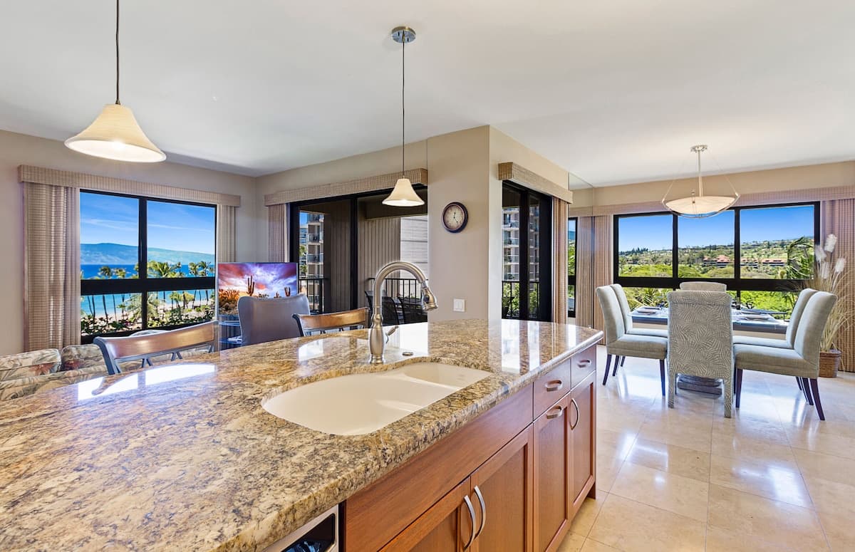 Condo in Lahaina · ★5.0 · 4 bedrooms · 6 beds · 4 baths - Photo 4