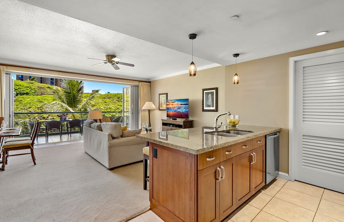 Condo in Lahaina · ★4.8 · 1 bedroom · 2 beds · 1 bath - Photo 3