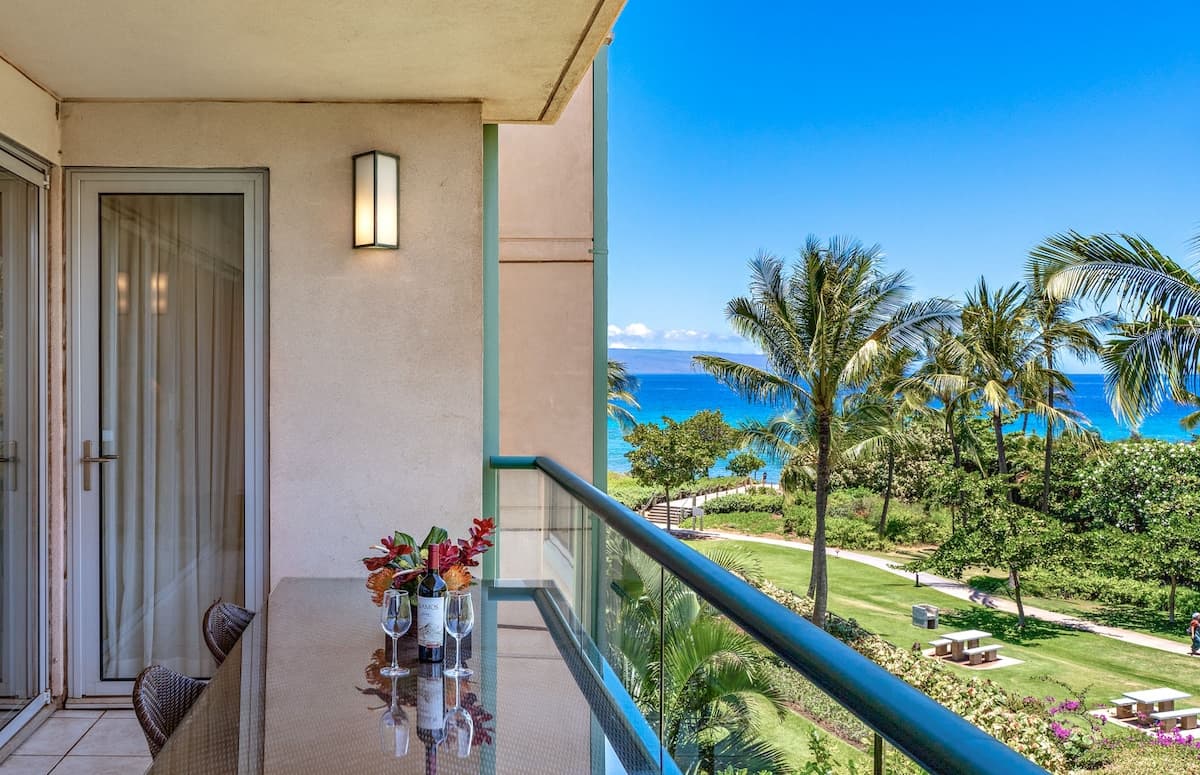 Condo in Lahaina · ★4.8 · 1 bedroom · 2 beds · 1 bath - Photo 1