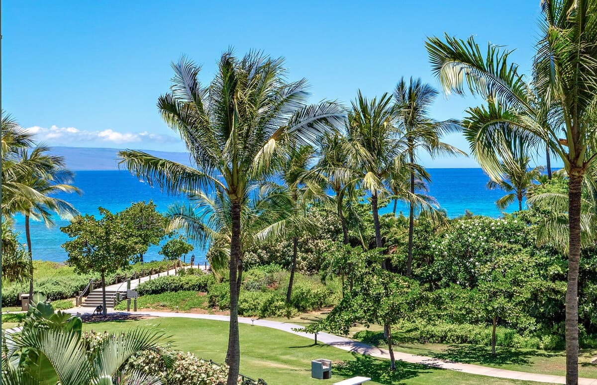 Condo in Lahaina · ★4.8 · 1 bedroom · 2 beds · 1 bath - Photo 2