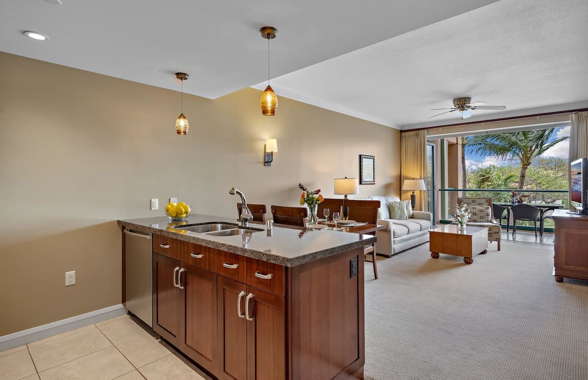 Condo in Lahaina · ★4.76 · 1 bedroom · 2 beds · 1 bath - Photo 2