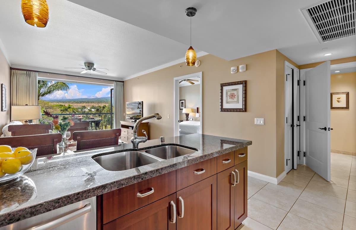 Condo in Lahaina · ★4.76 · 1 bedroom · 2 beds · 1 bath - Photo 3