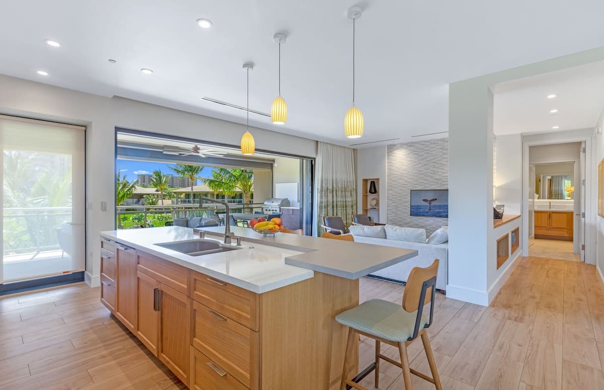 Condo in Lahaina · ★5.0 · 6 bedrooms · 8 beds · 6 shared baths - Photo 1