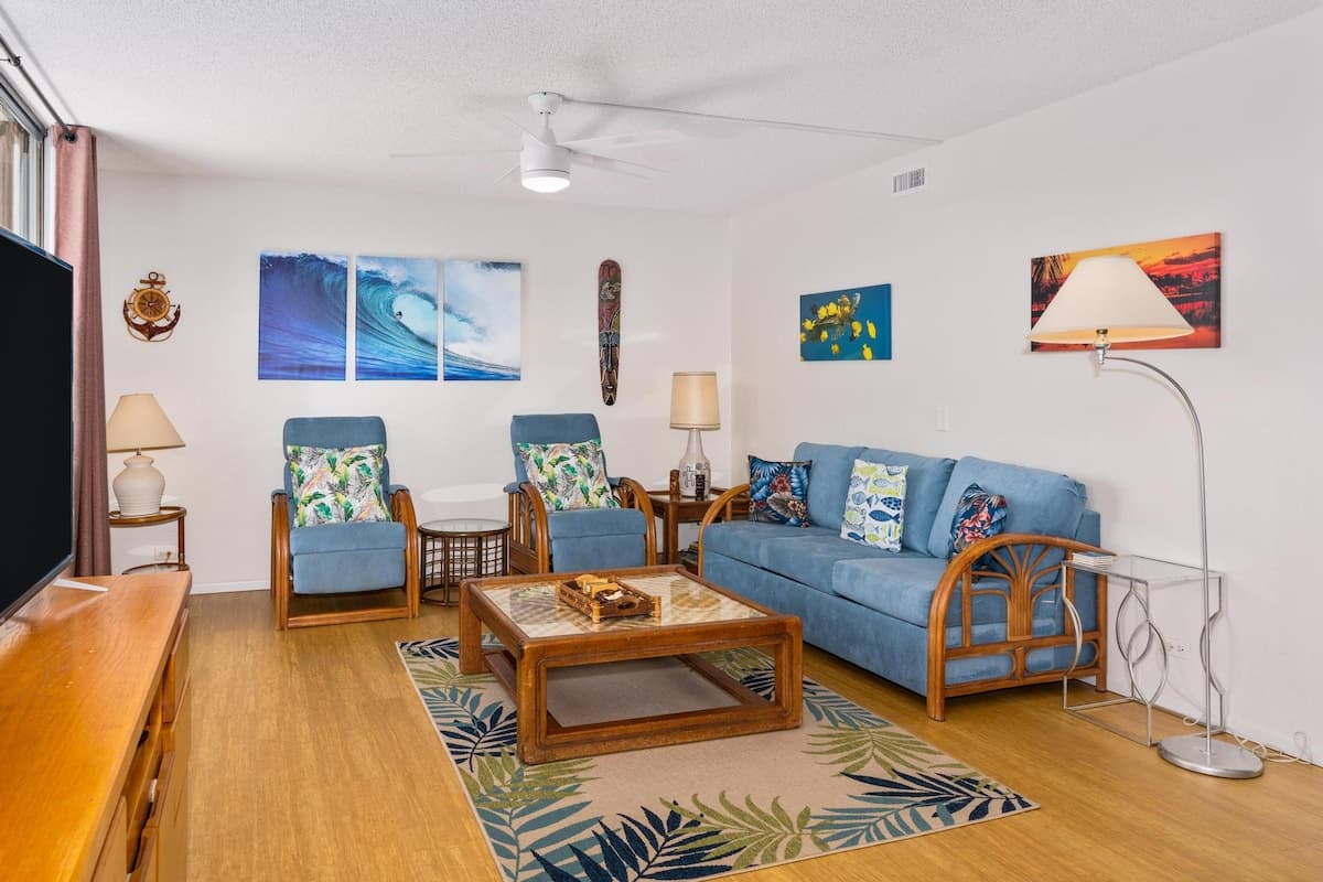 Condo in Kailua-Kona · ★4.45 · 2 bedrooms · 3 beds · 2 shared baths - Photo 3