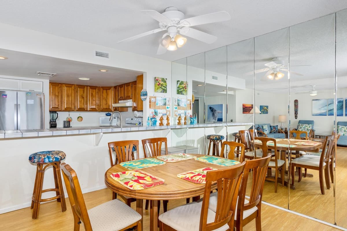 Condo in Kailua-Kona · ★4.45 · 2 bedrooms · 3 beds · 2 shared baths - Photo 4