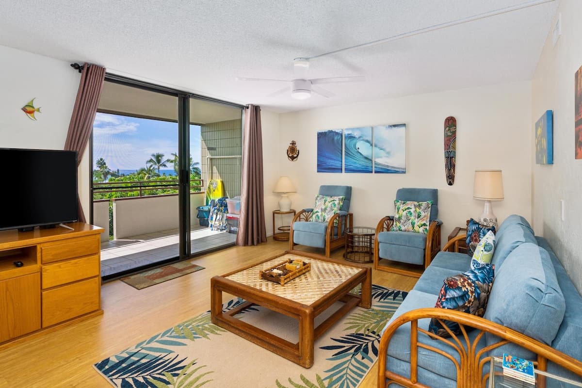 Condo in Kailua-Kona · ★4.45 · 2 bedrooms · 3 beds · 2 shared baths - Photo 2