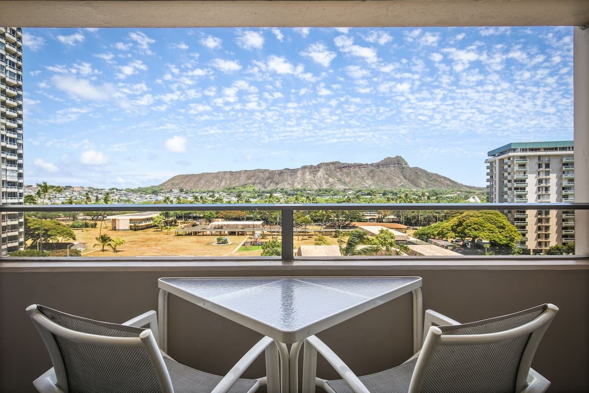 Condo in Honolulu · ★4.33 · 2 bedrooms · 2 beds · 1 shared bath - Photo 1