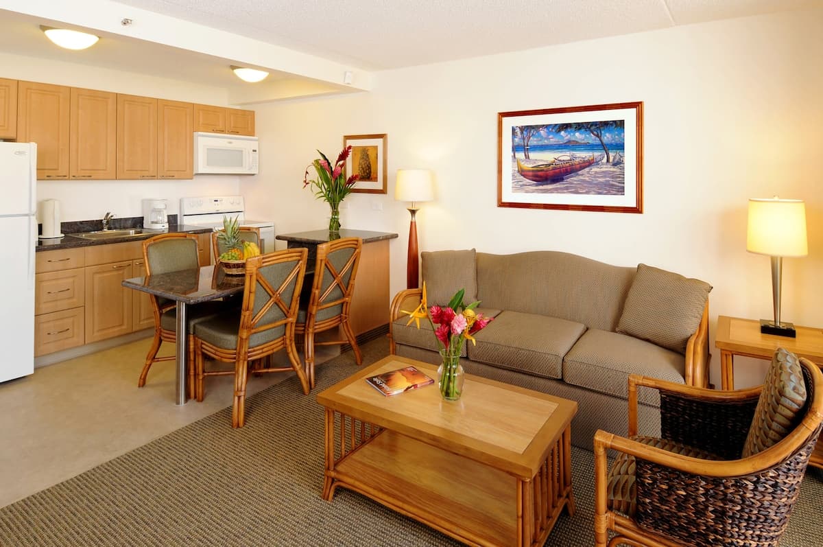 Condo in Honolulu · ★4.33 · 2 bedrooms · 2 beds · 1 shared bath - Photo 5