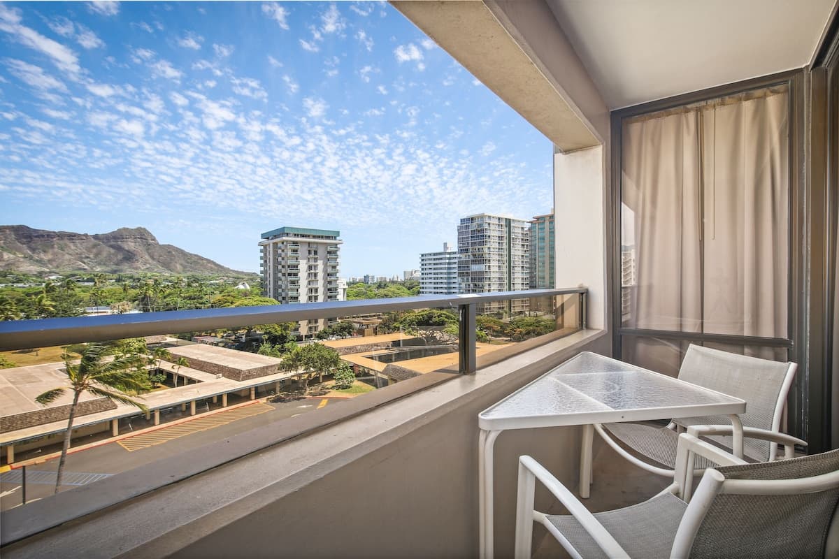 Condo in Honolulu · ★4.33 · 2 bedrooms · 2 beds · 1 shared bath - Photo 2