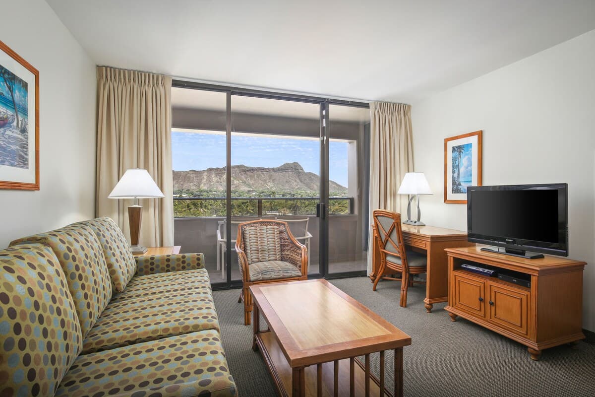 Condo in Honolulu · ★4.33 · 2 bedrooms · 2 beds · 1 shared bath - Photo 4
