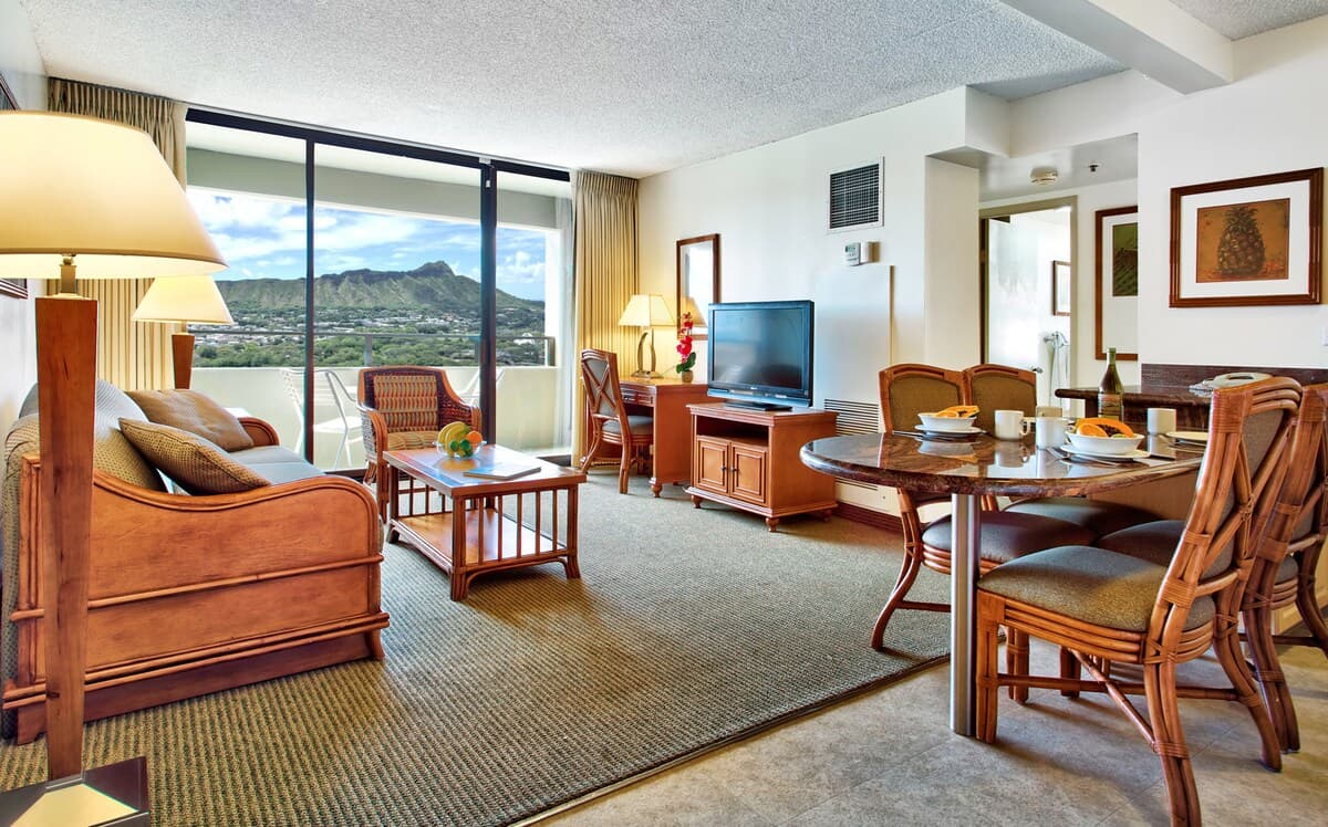 Condo in Honolulu · ★4.33 · 2 bedrooms · 2 beds · 1 shared bath - Photo 3