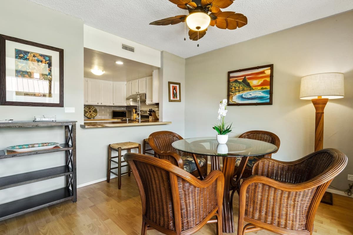 Condo in Kailua-Kona · ★4.67 · 2 bedrooms · 3 beds · 2 shared baths - Photo 1