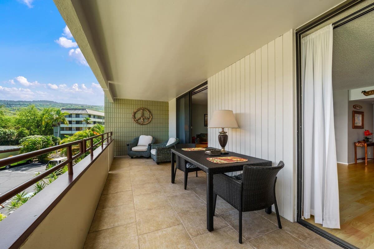 Condo in Kailua-Kona · ★4.67 · 2 bedrooms · 3 beds · 2 shared baths - Photo 4