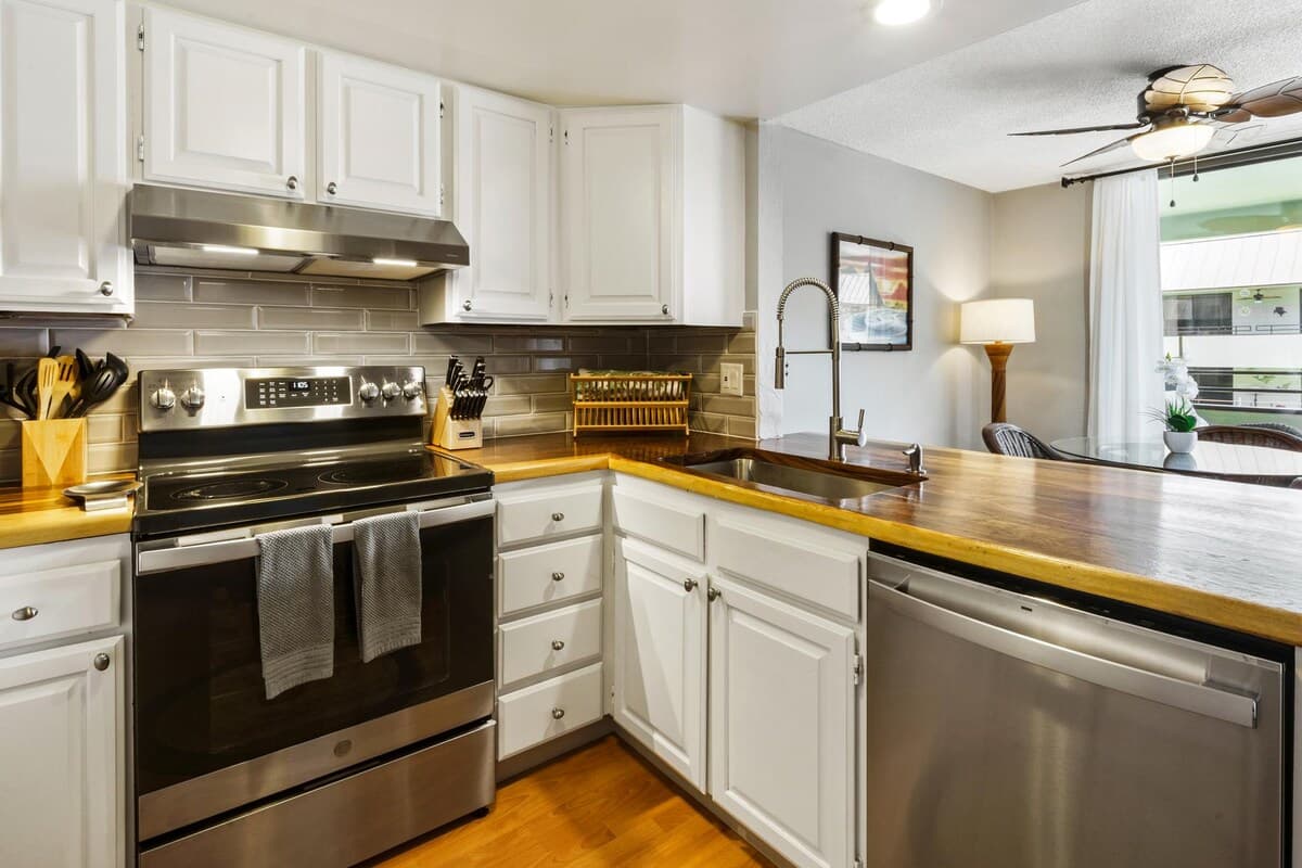 Condo in Kailua-Kona · ★4.67 · 2 bedrooms · 3 beds · 2 shared baths - Photo 3