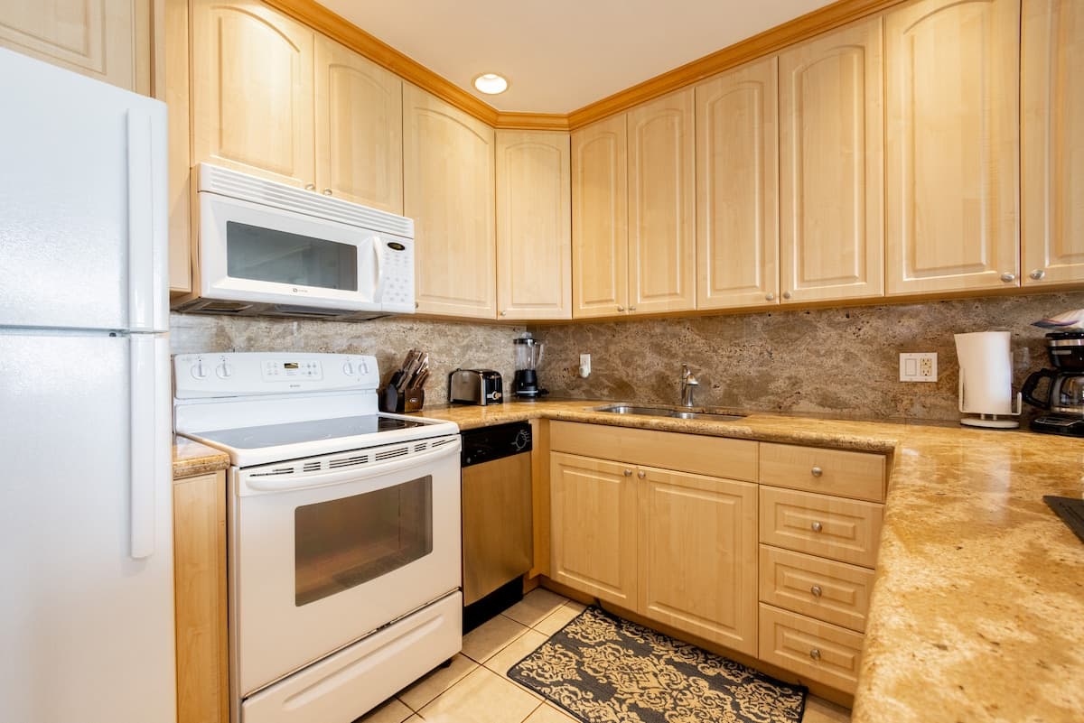 Condo in Lahaina · ★4.71 · 1 bedroom · 1 bed · 1 private bath - Photo 4