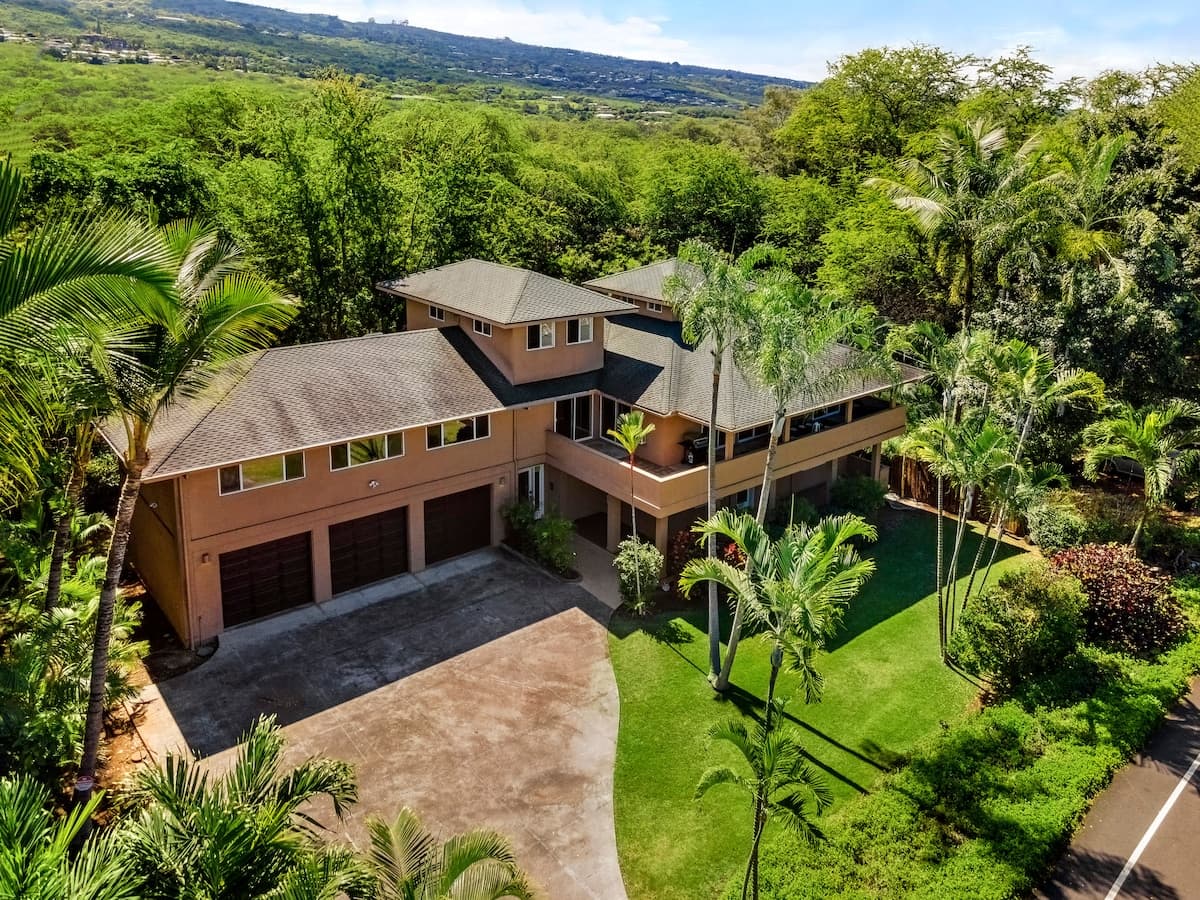 Home in Kailua-Kona · ★4.8 · 5 bedrooms · 6 beds · 3.5 baths - Photo 5