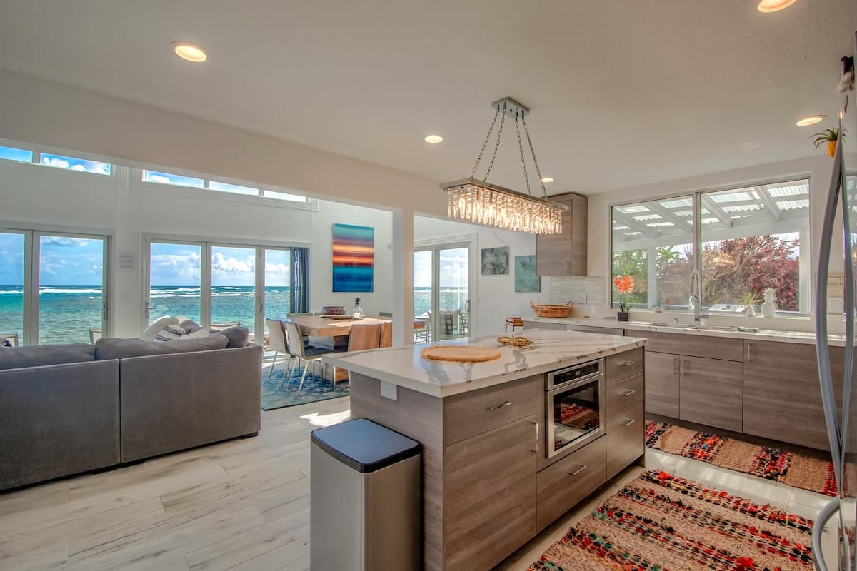 Modern, Beachfront 4 Bdrm - Eastside Retreat with - Photo 4