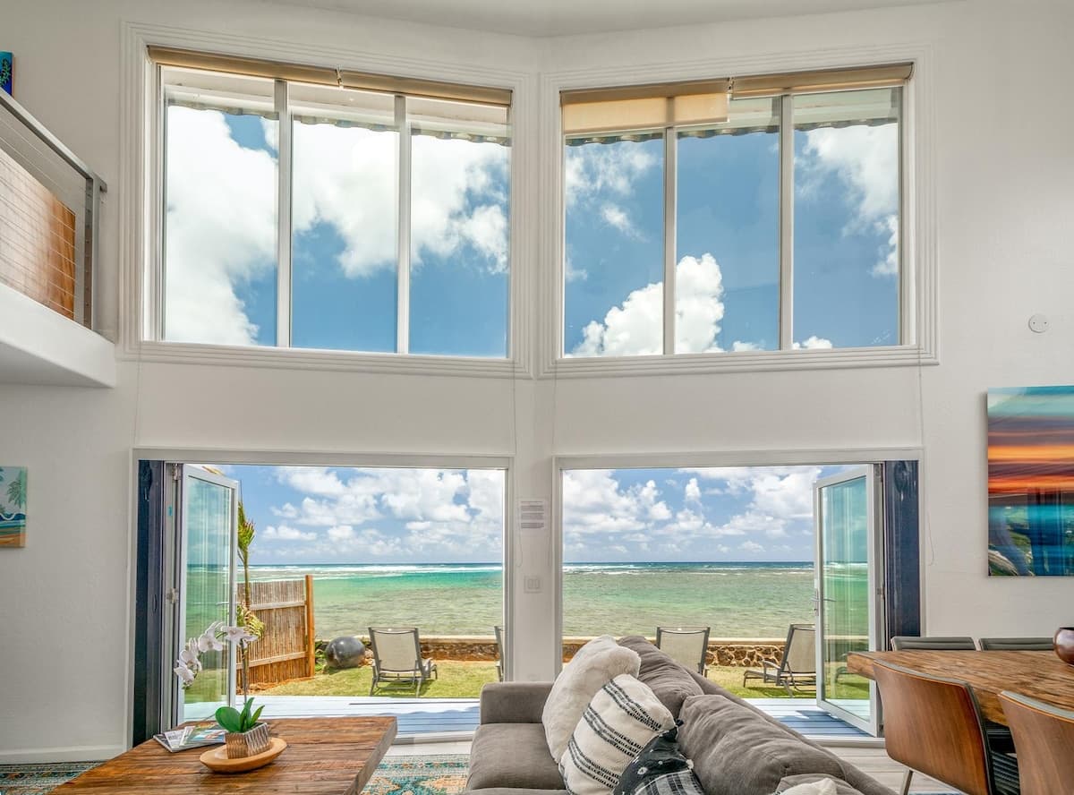 Modern, Beachfront 4 Bdrm - Eastside Retreat with - Photo 1