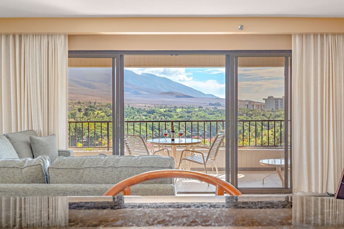 Condo in Lahaina · ★4.9 · 2 bedrooms · 4 beds · 2 shared baths - Photo 4