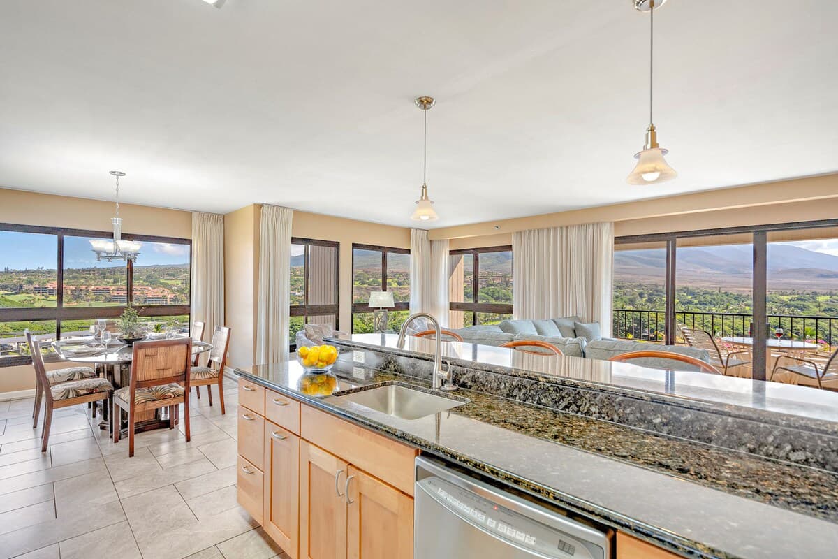 Condo in Lahaina · ★4.9 · 2 bedrooms · 4 beds · 2 shared baths - Photo 3