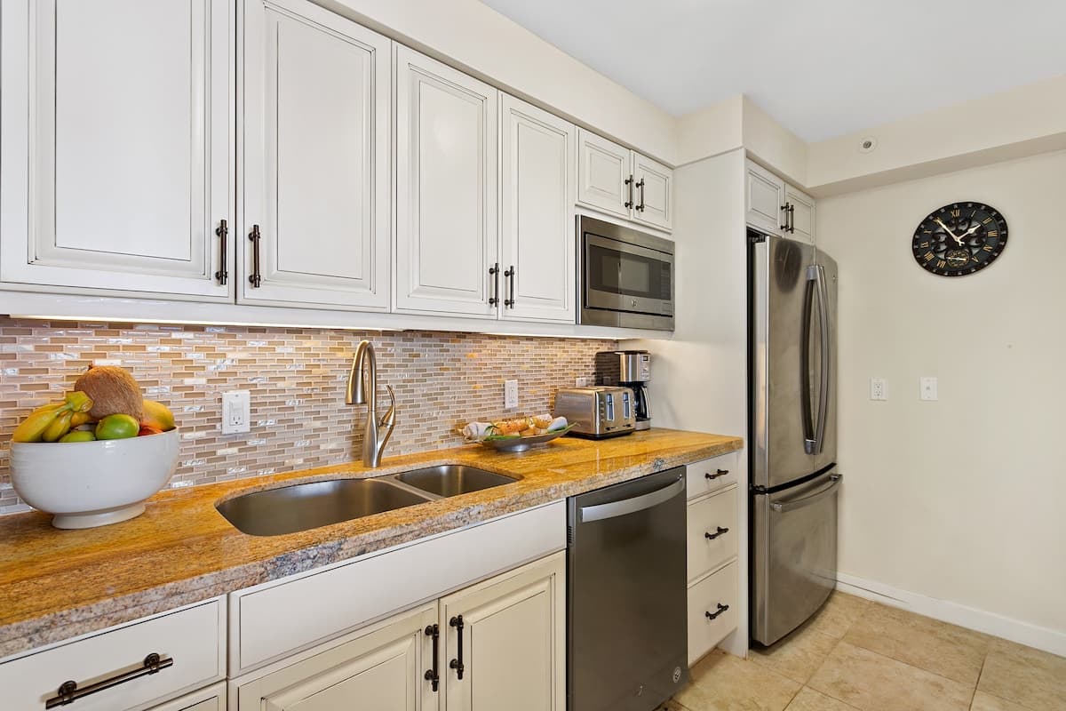Condo in Lahaina · ★4.73 · 2 bedrooms · 2 beds · 2 baths - Photo 3