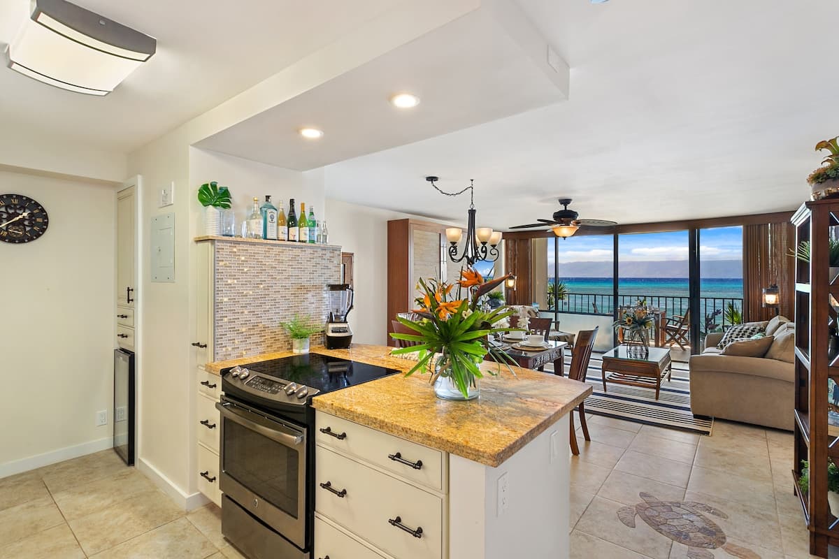 Condo in Lahaina · ★4.73 · 2 bedrooms · 2 beds · 2 baths - Photo 5