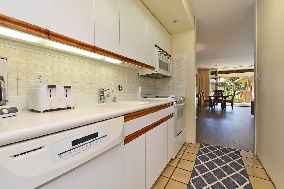 Condo in Lahaina · ★4.7 · 1 bedroom · 2 beds · 1 bath - Photo 4
